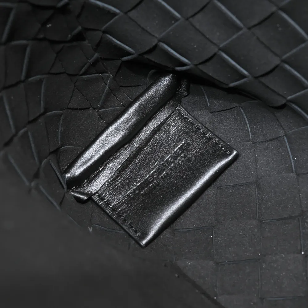 Ready-made BV new men's briefcases💼Different sizes and different styles of briefcases are suitable for any man. They can be matched with casual or formal wear🉑️A must-have choice for the workplace💼 ⚠️Original leather, original leather, using exquisite craftsmanship to weave different sizes on the leather🪡🪡 It presents a full sense of high-end, simple and unique design, will definitely make you grand and fashionable in the workplace Style number: 39*30.5*11, model number: 8814